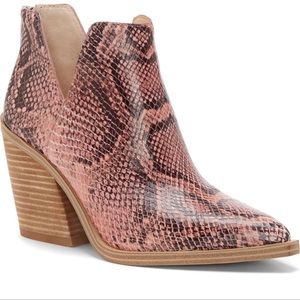 Vince Camuto Gigietta Ankle Boots Snake
Embossed